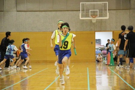 アンカーにバトンがわたると、歓声がひと際大きく