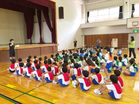 午後は体育館でドッヂボール！