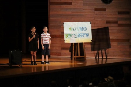 曲名の看板も子どもたちの手作りです