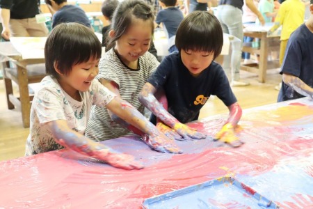 手に絵の具をつけてダイナミックにお絵描き！