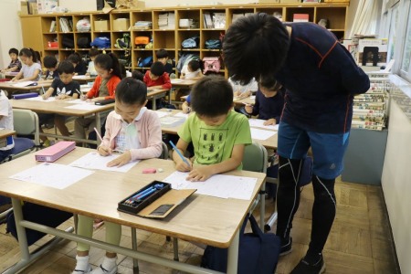 鉛筆の持ち方はあってるかな？先生が細かくフォロー