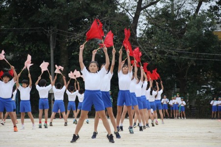 ６年生の旗体操は“I Was Born To Love You”に乗せて、息のぴったり合った演技を見せました