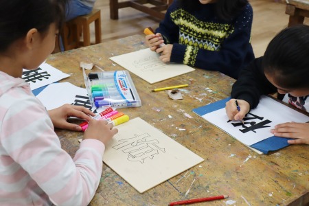 傘立てのクラス看板を制作中