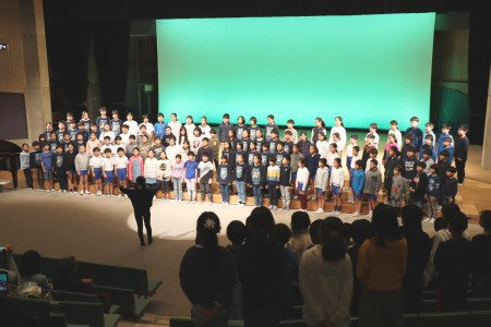 最後は、見にきてくれた４クラスも一緒に全校合唱の曲「MUSIC」を歌いました