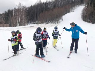 まずは片足だけスキーをはいて足慣らしをしていきます