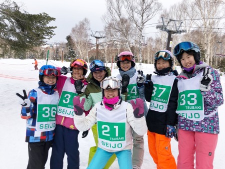 子どもたちだけと思いきやコーチも混ざってます。