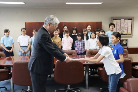 はじめに学園長へ旅の記録を綴った冊子を渡しました