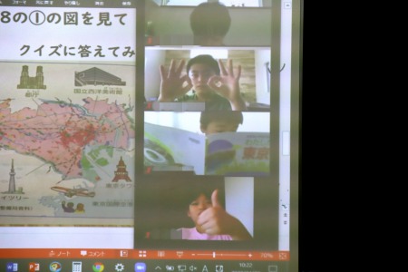 「わかったら反応して～！」と呼びかけると、子どもたちはハンドサインで応答！