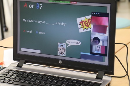 どちらの単語が正解？赤や青の色紙を見せて回答。オンラインならではの工夫です