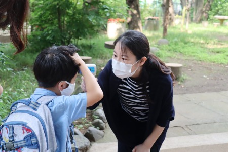 校舎に入る前に手指を消毒し、検温