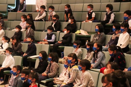 講堂ではソーシャルディスタンスを確保しながら鑑賞し、目の前で生演奏を楽しみました