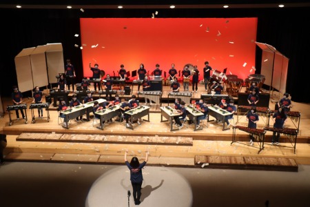 テンポの変化が難しい「We Are Confidence Man」で合奏を披露した6年白樺組。すばらしい演奏と演出で会場を沸かせました