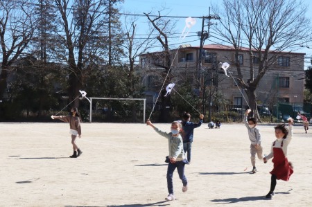柚組は手作りの凧で凧揚げ。よく上がる凧ができました