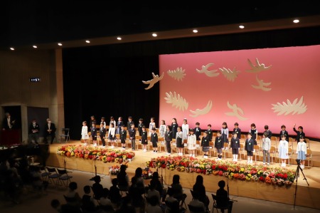 担任の先生に名前を呼ばれて元気にお返事ができました