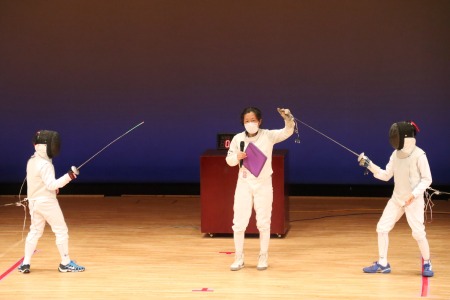 剣の種類や剣先の部品、突いたら得点になる部位など、初めに基本的はルールを教えてもらいました