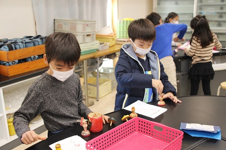 いろいろな面白いコマを試して遊んだ1年柊組。一つひとつのコマ遊びを体験してスタンプを集めるチャレンジに挑戦