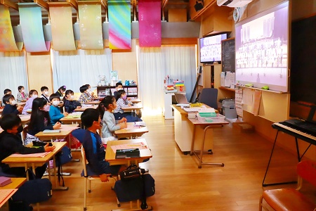 他の2グループは教室から鑑賞しました