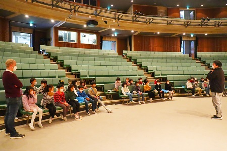 本番を想定した講堂での練習。「声の大きさ、顔の向きと体の向き、セリフだけじゃなくて身振り手振りでも表現するんだよ」先生からのアドバイスで練習スタート