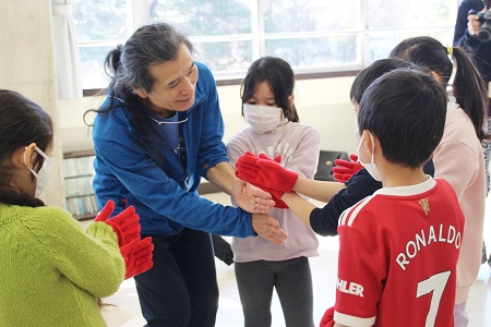 １年桃組は、デフ・パペット・ひとみ代表の榎本トオルさん（ろう者）に講師として来ていただき、言葉を使わず動きだけで表現する「ノンバーバルコミュニケーション」に挑戦。赤い手袋を魚に見立てたスイミーの劇にも取り組みました