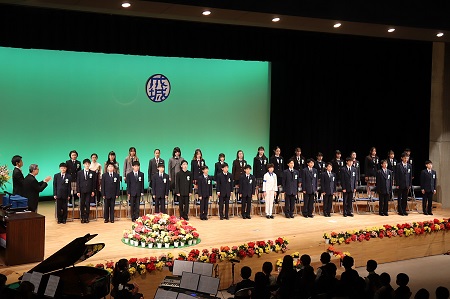 背筋をピンと伸ばし、まっすぐ前を向く卒業生。とても頼もしい雄姿を見せてくれました