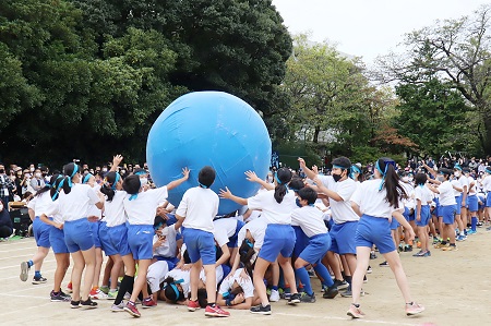 最後の種目「大玉リレー」では、1年生から6年生まで力を合わせて協力して大玉を転がしました