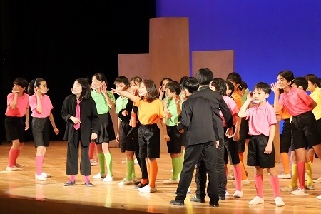 遠足に出かけることになったどろぼう学校の先生と生徒たち