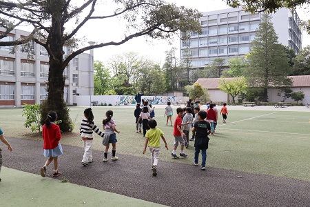 恐竜・化石ギャラリー前の広場 人工芝になっていて、気持ちのいい場所です