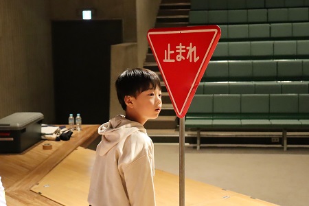 「止まれ」の標識があったら立ち止まって左右を確認