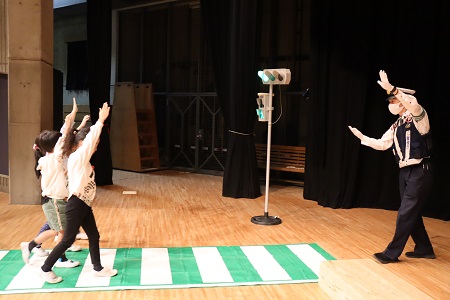 手を高くあげて渡ることも忘れずに