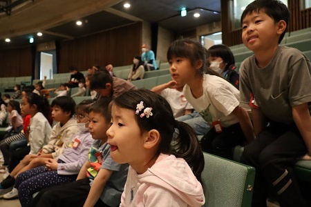 真剣におまわりさんの説明を聞く子どもたち