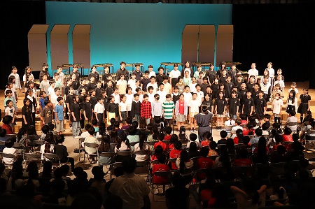 6年桐・竹・椿組による合唱『空も飛べるはず』