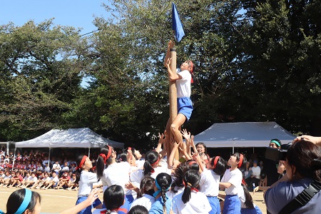 5・6年生「旗とり」 白熱した戦いが繰り広げられました