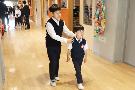 この日は6年生のお兄さん、お姉さんが新入生一人一人に寄り添ってサポートしてくれていました