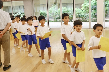 健康カードを持って、クラスごとに会場へ向かいます