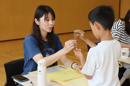 保健指導 どのくらい身長が伸びたか、定規を使って確認してみます 