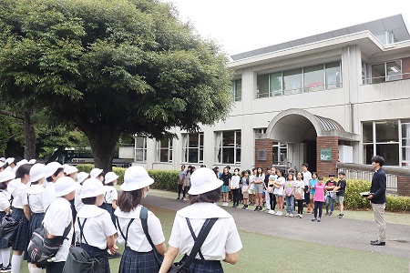 ギャラリーで捜真小の皆さんをお迎え