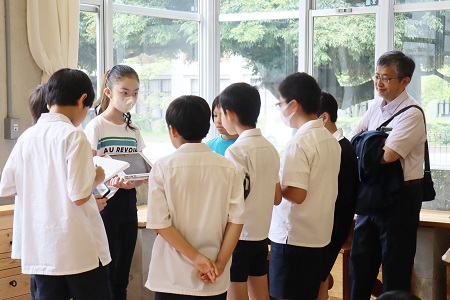 真鍋先生も会場を回りながら児童の解説を聞いてくださいました