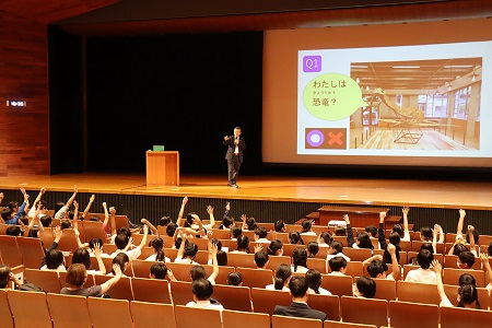 ギャラリーに展示された化石を使ったクイズにもみんなで挑戦しました一人一人の質問に熱心に耳を傾け、回答してくださいました