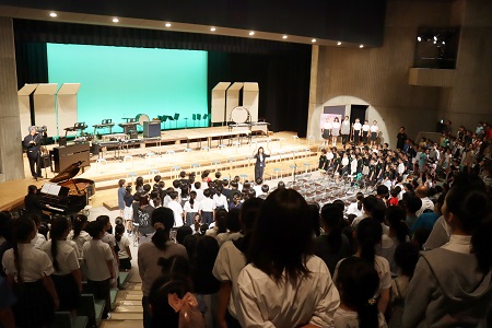 「成城学園初等学校の歌」斉唱からスタート