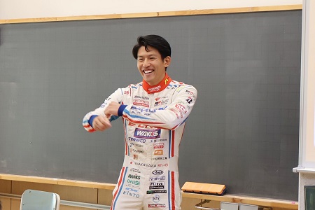 レーシングドライバー中山雄一さん