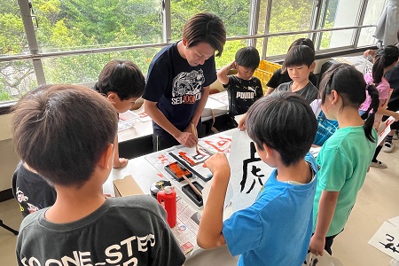 3年櫟組　クラス替えして最初のクラスデー。お手本の字をよく見て、自分の字と向き合う書道体験を行いました。1人ひとり自分の名前の漢字のお手本をもとに、気持ちのこもった作品作りができました。