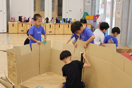 2年橙組は段ボールハウスを作りました。