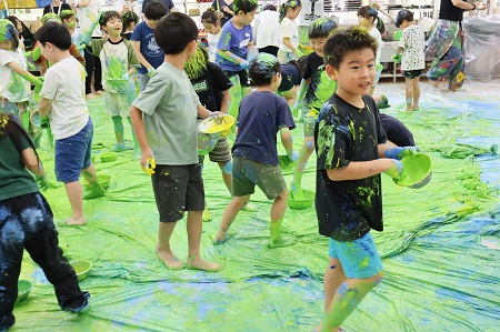 音楽に合わせ、全身で絵を表現しました。  