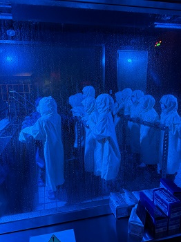 4年柳組は本所防災館に行ってきました。写真は、30ミリの雨と風速10メートルの風を体験しているところです。 この他に、都市型水害、地震（震度6弱）、煙体験もしてきました。