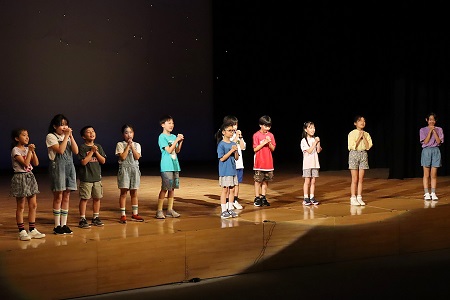 流れ星に願いごとをする子どもたち