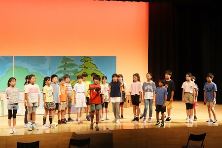 願いを込めてスイッチを押すゴロウと見守る仲間たち