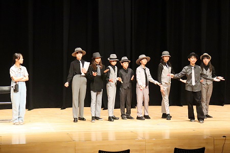 「無駄に過ごしている時間、貯金しませんか」と契約を促す時間銀行の銀行員たち