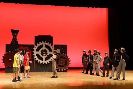 契約することを条件に時間銀行に潜入した子どもたち