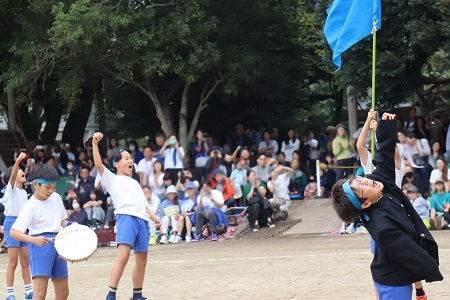 グラウンドに響く応援合戦