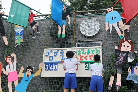 道具の準備や得点表示も児童たちが